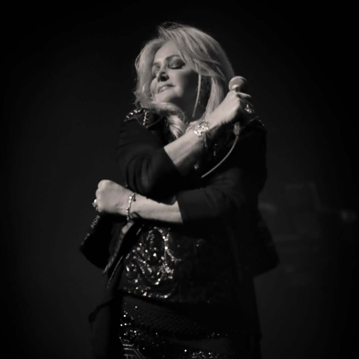 Además de sus éxitos musicales, Bonnie Tyler y su esposo Robert Sullivan invirtieron en propiedades, tierras y establos que aumentaron su fortuna.