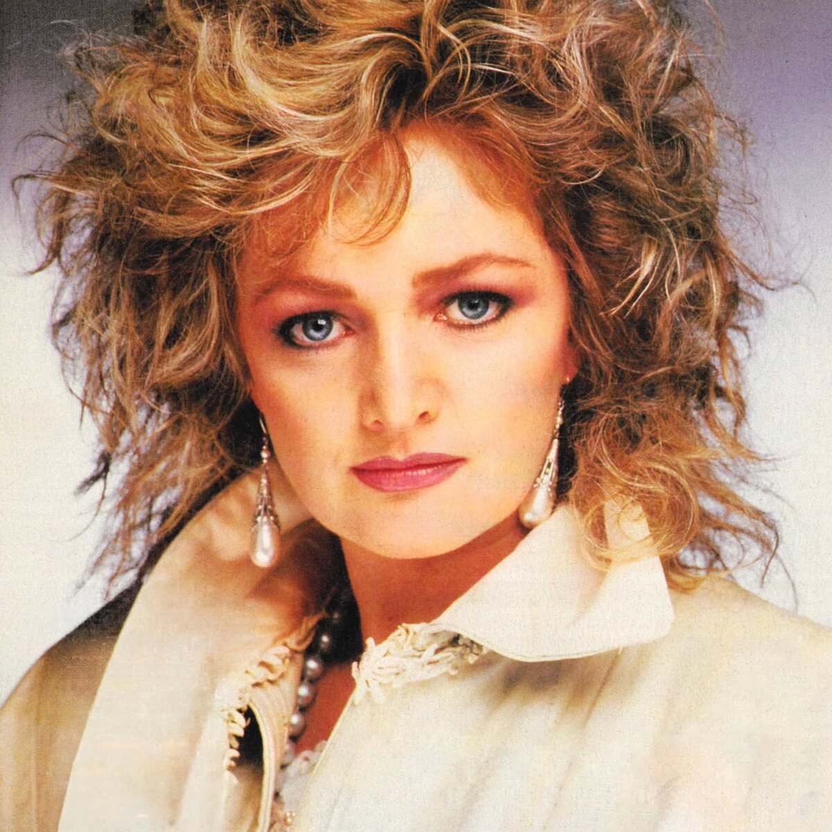 Más allá de Total Eclipse of the Heart, Bonnie Tyler logró consolidar su legado económico mediante una combinación de música, inversiones y emprendimientos.