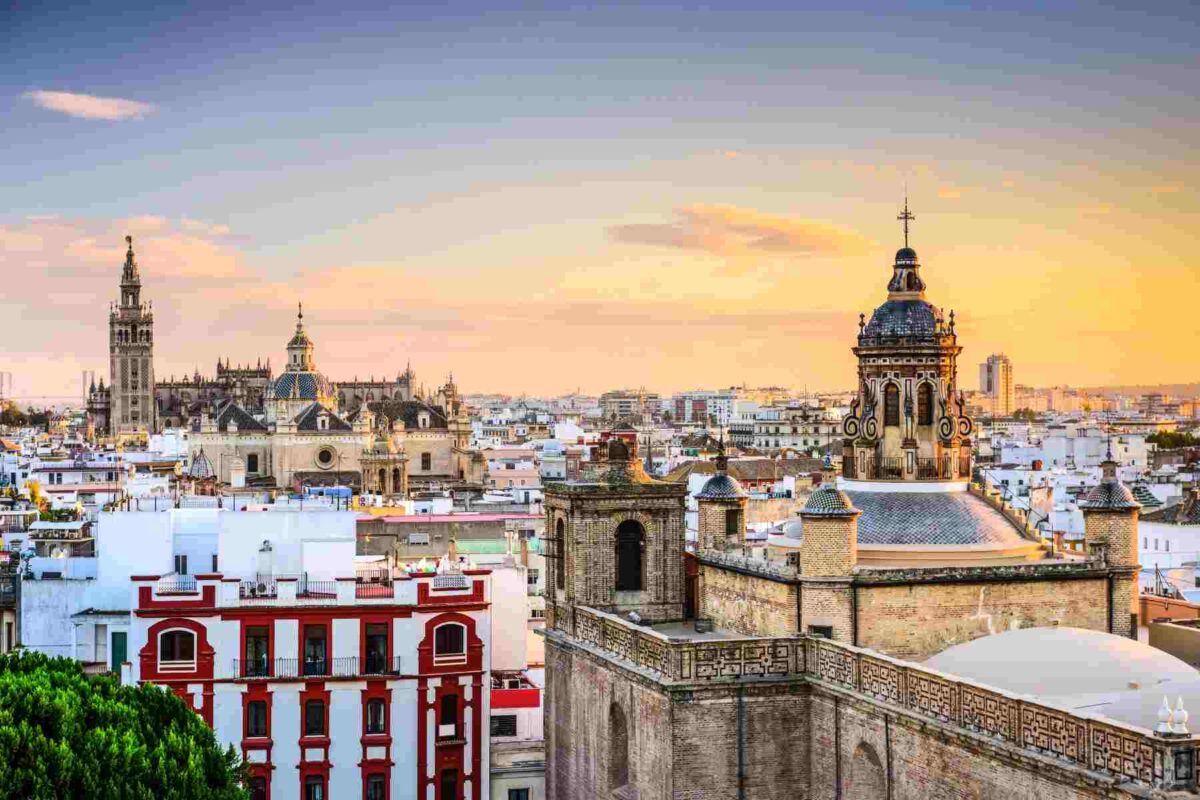 Inés Domecq encuentra en Sevilla una fuente inagotable de inspiración, una ciudad donde la tradición, la belleza y la creatividad conviven en perfecta armonía.