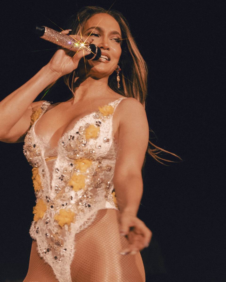 Entre bordados artesanales, cristales y encajes, Jennifer Lopez protagonizó el gran cierre de la semana de Alta Moda de la firma italiana.