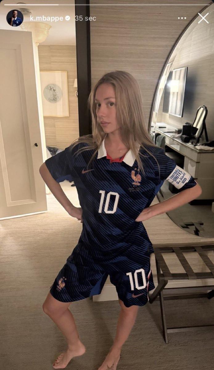 Una fotografía de Ester Expósito con la camiseta de Francia habría sido compartida brevemente por Mbappé en redes sociales antes de ser eliminada.