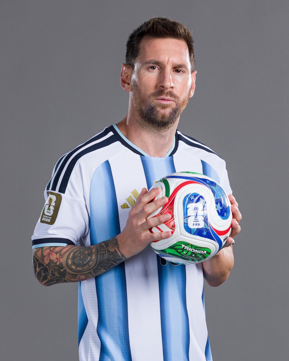 Lionel Messi vuelve a estar en el centro de la polémica luego de que internautas señalaran un presunto apoyo de la FIFA para que Argentina avance en el torneo.