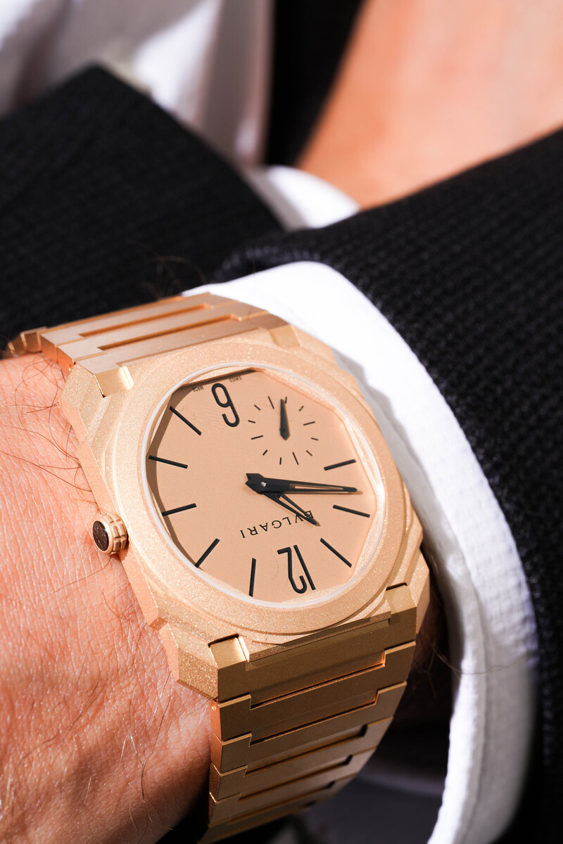 El futbolista mexicano lució un reloj Octo Finissimo de 37 mm y joyas B. Zero1 de Bvlgari durante el exclusivo encuentro.