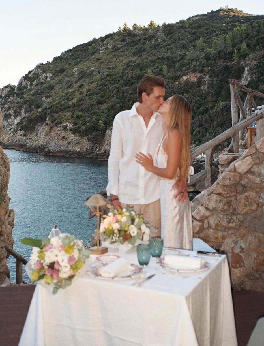 La pareja se comprometió frente al mar mediterraneo el año pasado . (Foto: Instagram/ tvf)