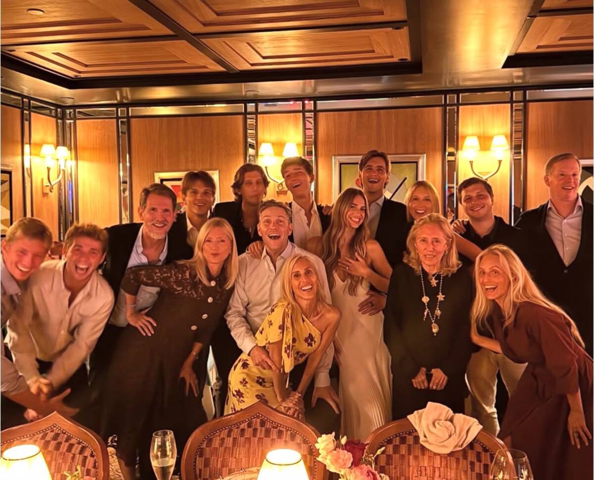 Alexandra Von Furstenberg, mamá de Talita, comparte estas imágenes familiares el día de la fiesta de compromiso en septiembre de 2025. 
Los príncipes de Grecia: Pablo y Marie Chantal con sus hijos; Pía Getty tía de la novia, así como la abuela materna María Clara Pesantes, entre otros.