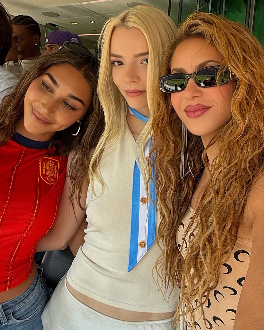 Shakira con Anya Taylor-Joy.