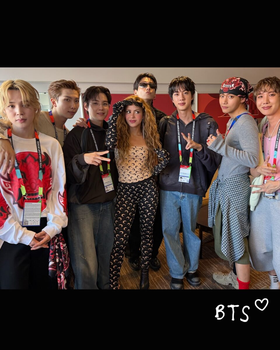 Con los integrantes de la banda BTS.