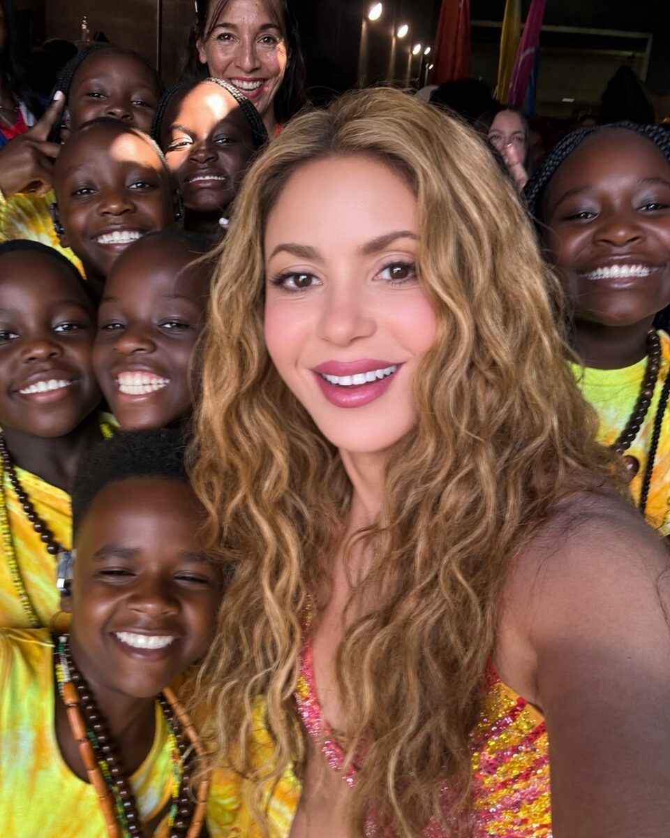 Shakira con los Ghetto Kids.