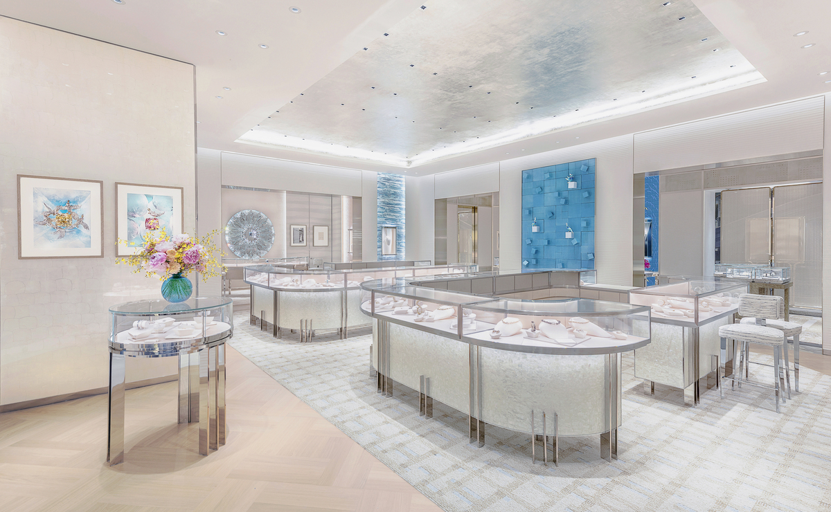 El nuevo espacio de Tiffany & Co. en Monterrey reinterpreta el emblemático azul Tiffany a través de un diseño artesanal en cerámica.