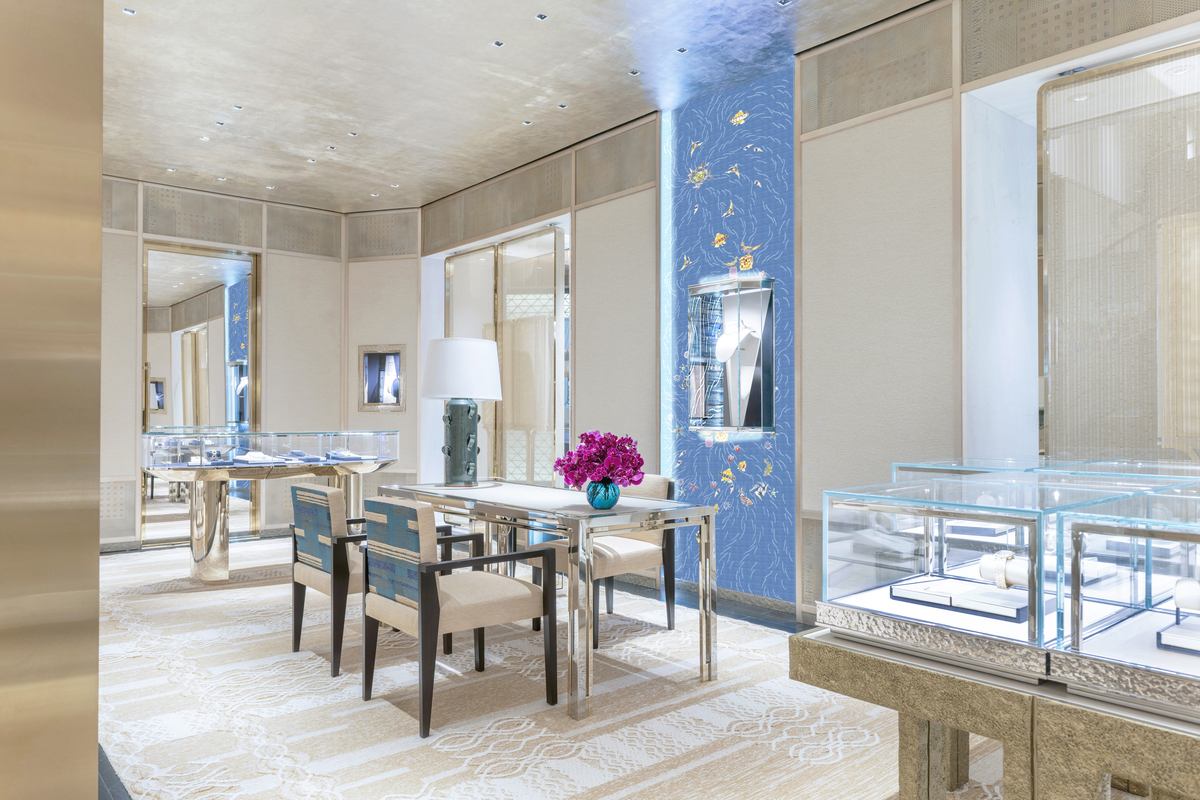 El interior de la boutique refleja la esencia de Tiffany & Co. con un ambiente cálido, sofisticado y contemporáneo.