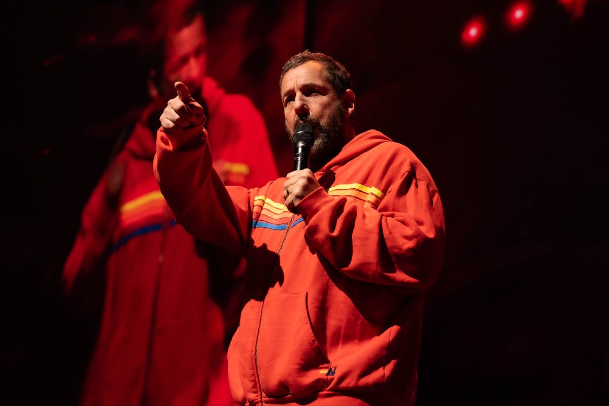 El actor Adam Sandler es gran amigo de los hoy esposos Taylor Swift y Travis Kelce. 