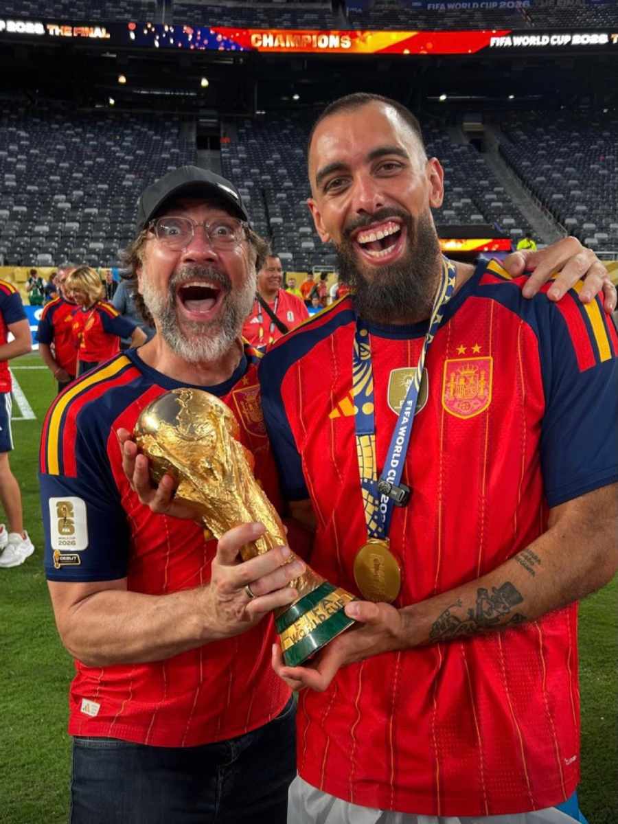 El actor Javier Bardem orgulloso del triunfo de la selección española.