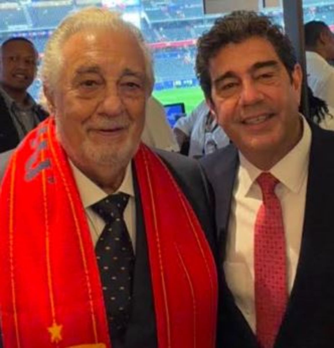 Plácido Domingo posó junto a su hijo Álvaro Domingo.