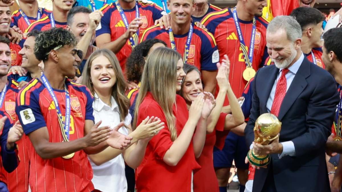 El significativo saludo entre el rey Felipe de España con el jugador Lamine Yamal que ha dado la vuelta al mundo y es motivo de análisis