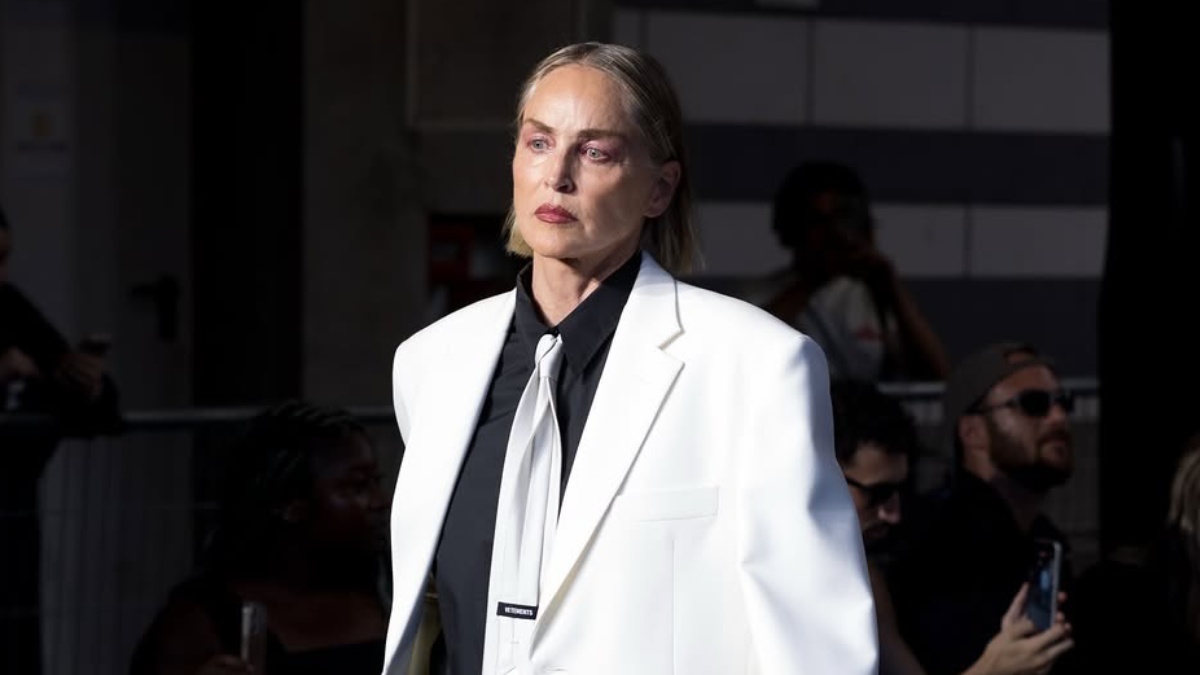 Luego de 30 años sin desfilar, así fue el gran regreso de Sharon Stone a las pasarelas en París