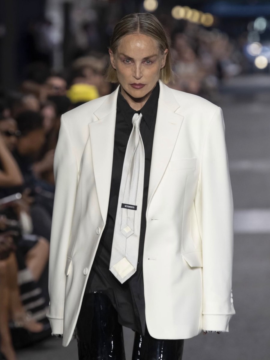 A sus 68 años, Sharon Stone cerró el desfile de la firma Vetements en la Semana de la Moda Masculina de París. 