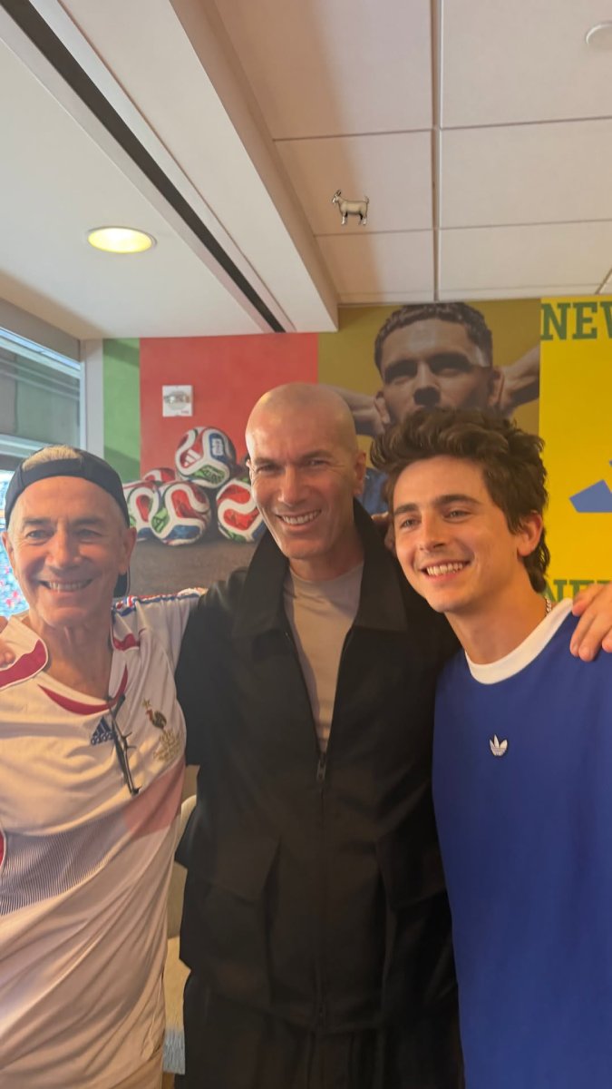 El actor Timothée Chalamet posó junto al exfutbolista francés, Zinedine Zidane.