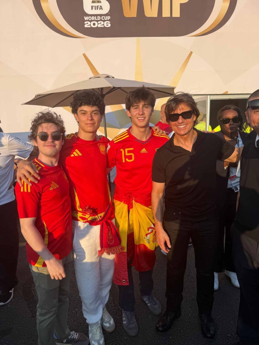 Tom Cruise posó sonriente para los aficionados que se lo toparon en el estadio.